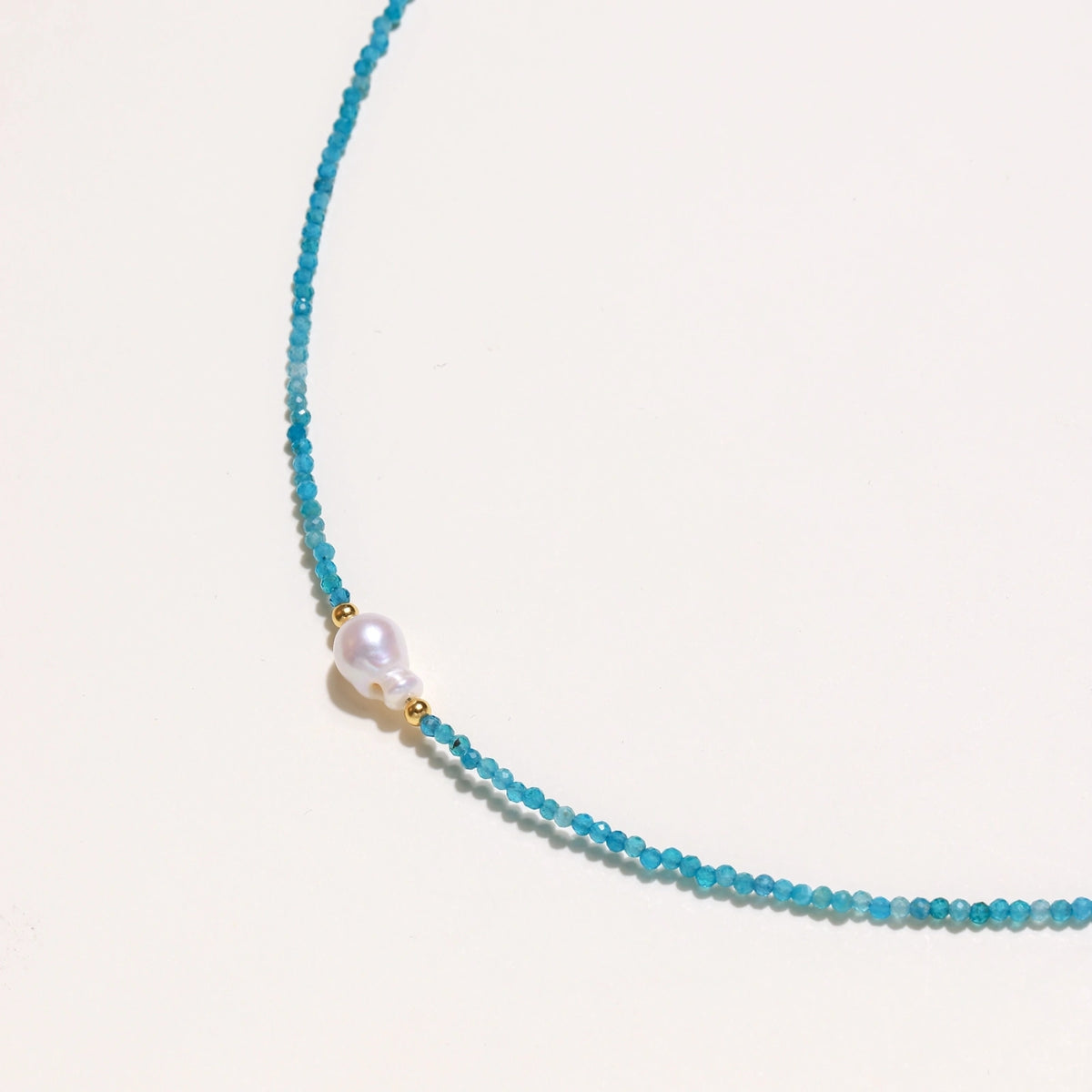 Photo 2 — Collier rang de perles et apatite