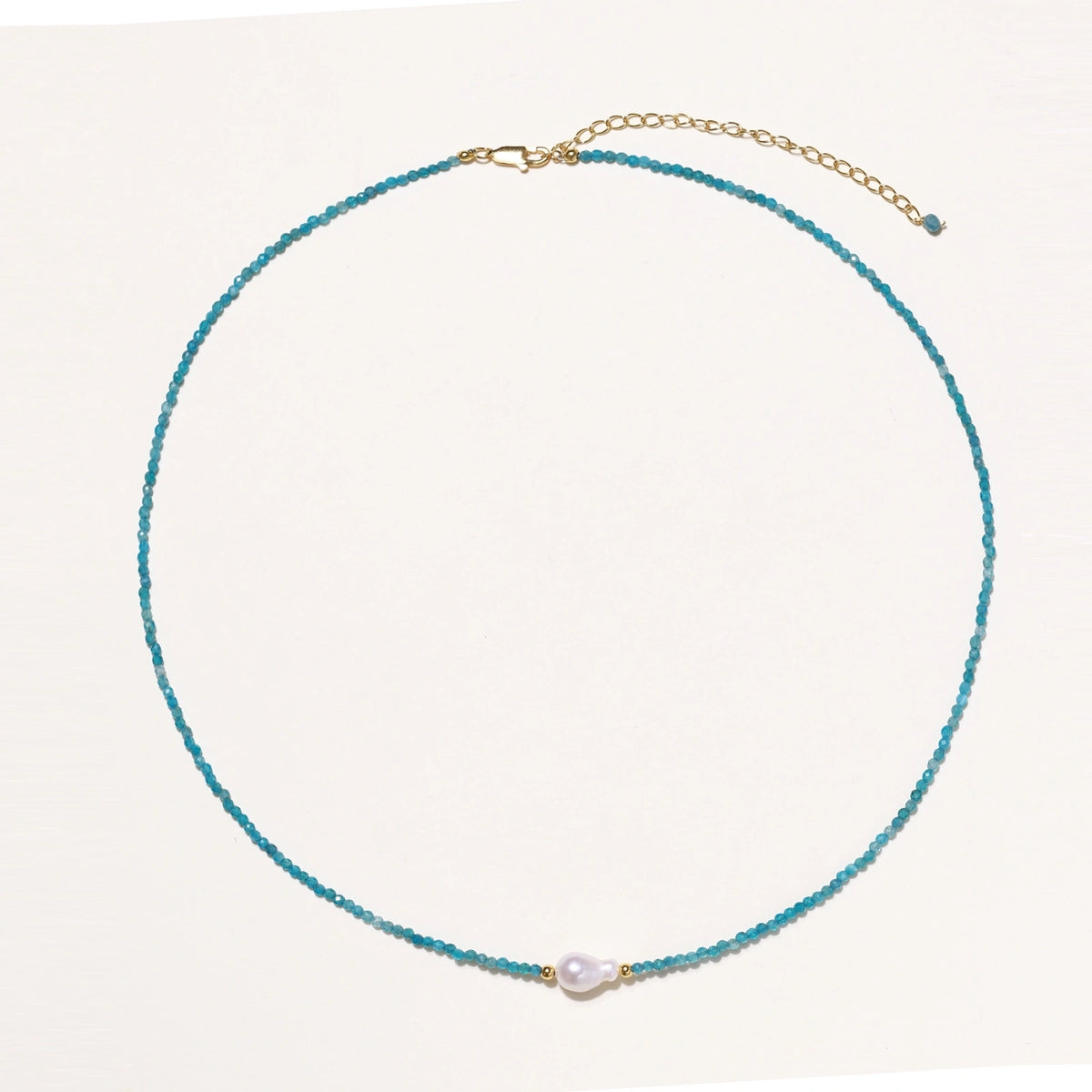 Photo 3 — Collier rang de perles et apatite
